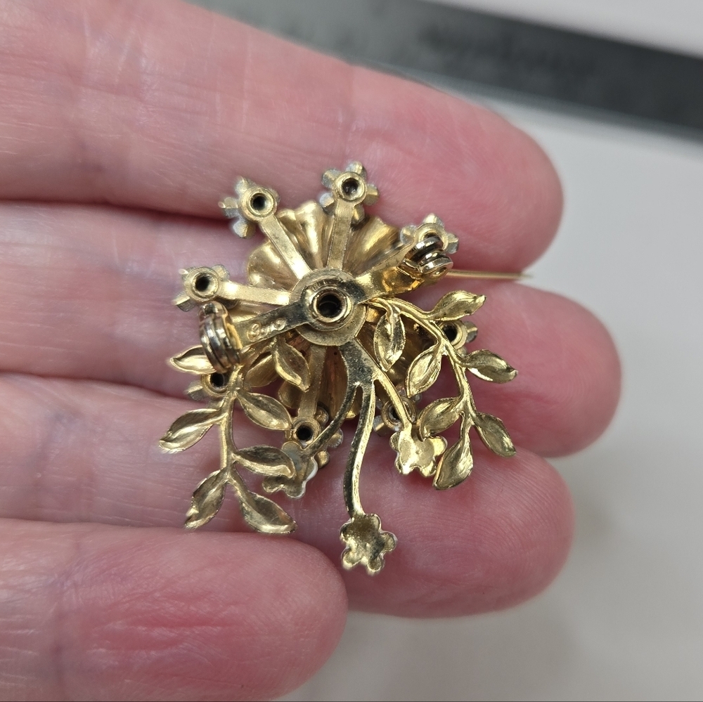Vintage Coro White Enamal & Rhinestone Flower Bouquet Brooch Pin - Picture 4 of 8